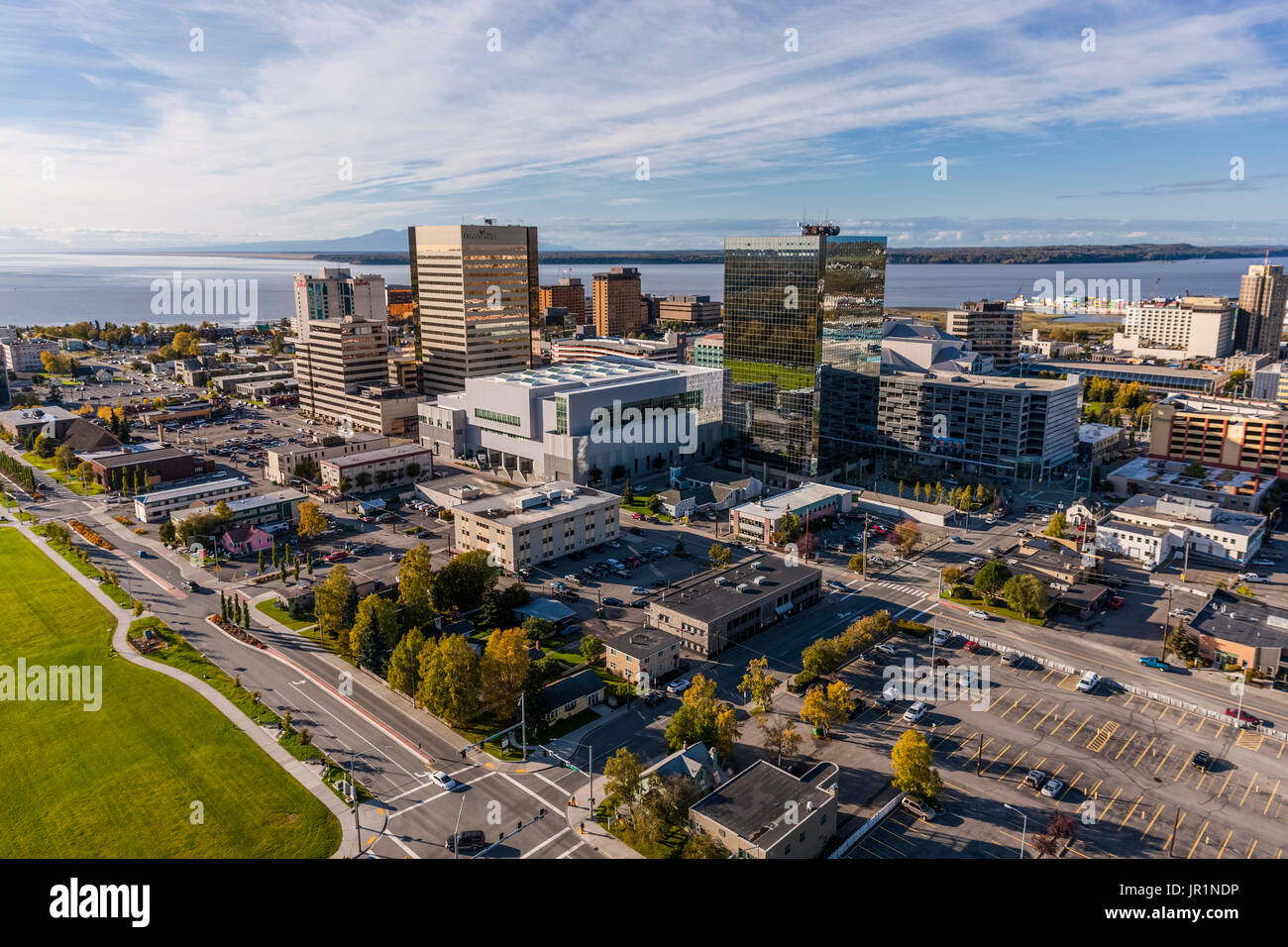 Luftaufnahme von der Innenstadt von Anchorage mit Cook Inlet im Hintergrund, Southcentral Alaska, USA Stockfoto