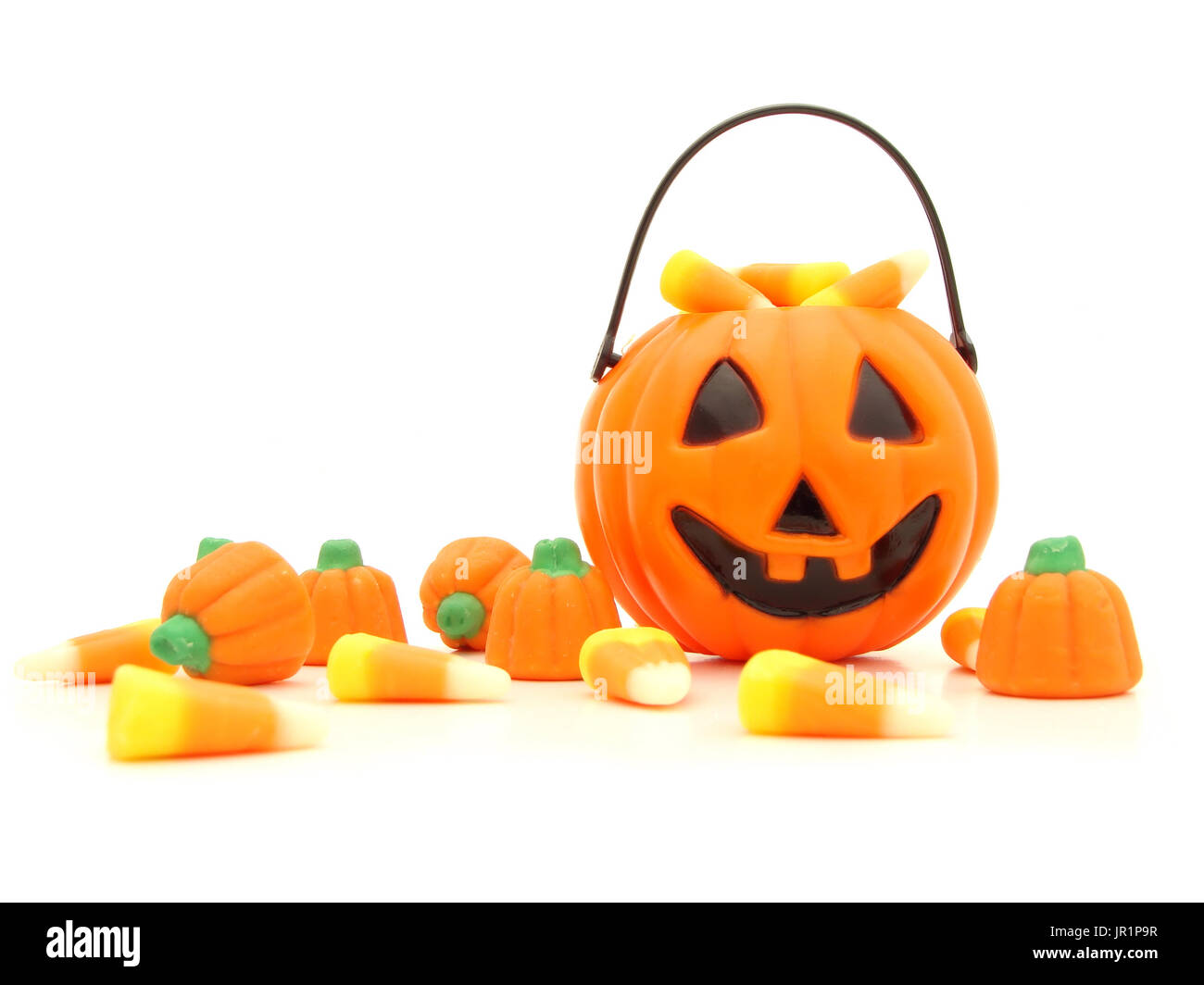 Halloween jack o lantern Kollektor und einem Haufen verstreut Bonbons über Weiß Stockfoto