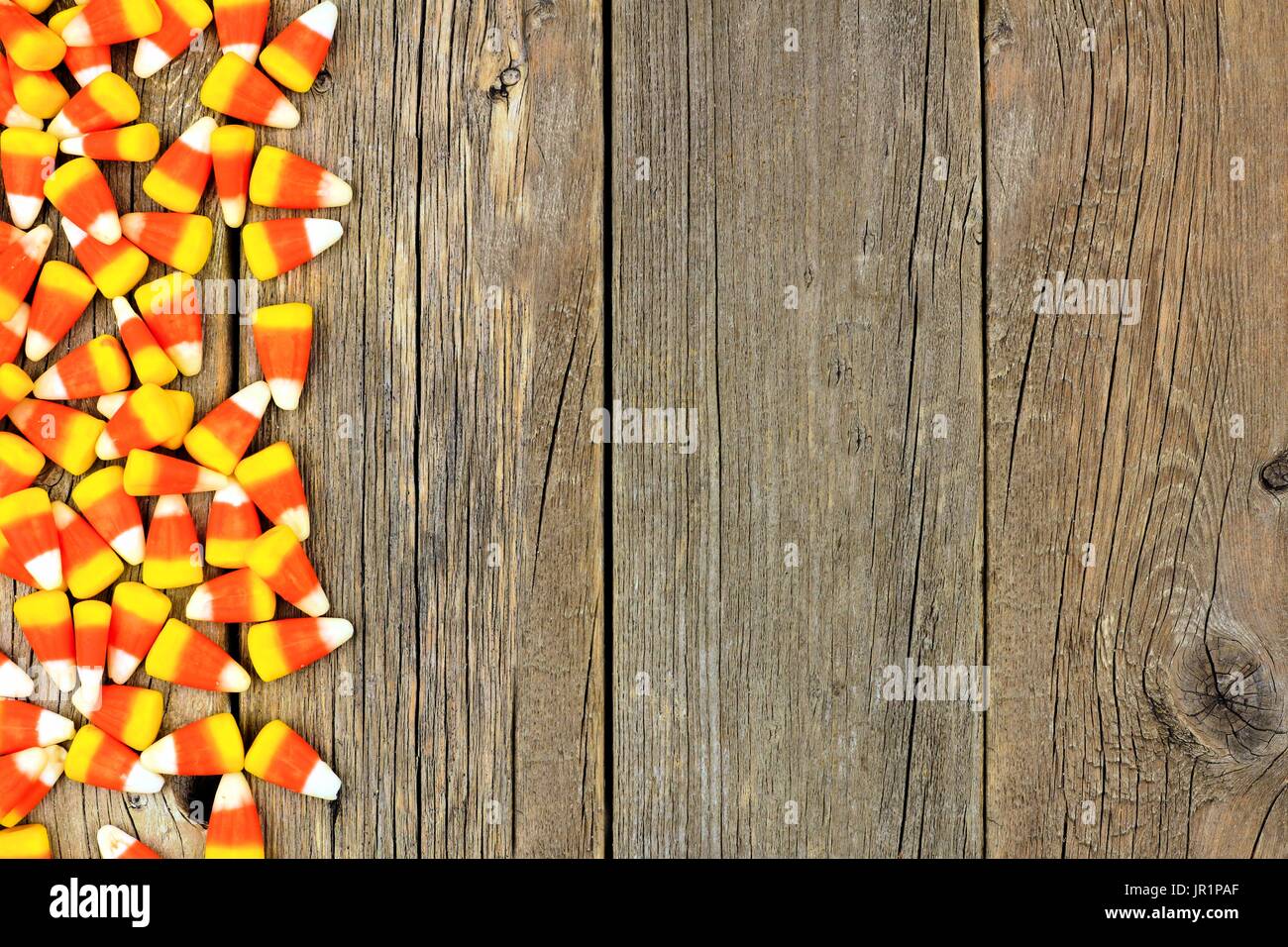 Halloween Süßigkeiten Mais Seitenrand auf einem rustikalen Holz Hintergrund Stockfoto