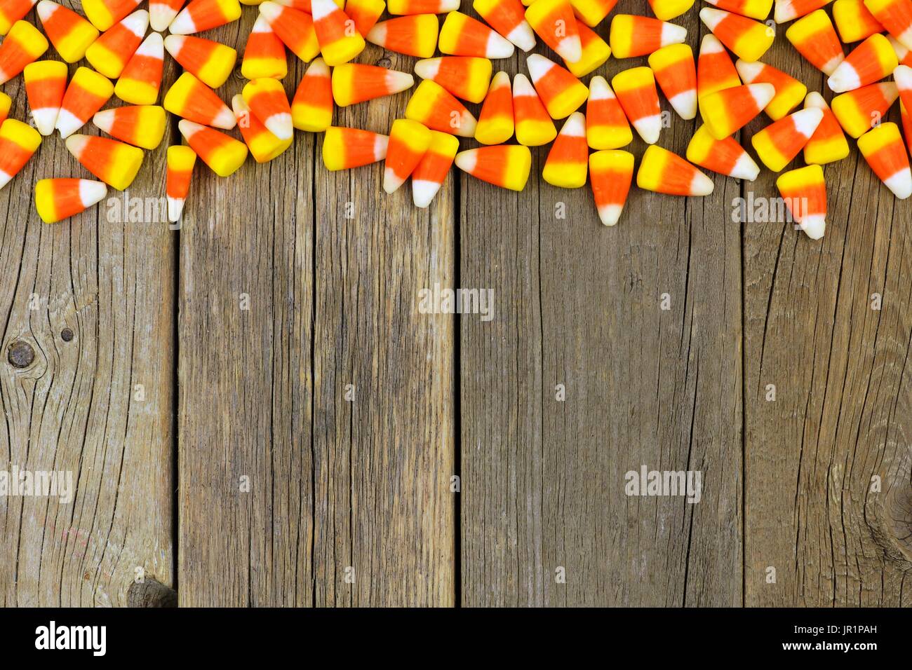 Halloween Süßigkeiten Mais oberen Rand vor dem rustikalen Holz Hintergrund Stockfoto