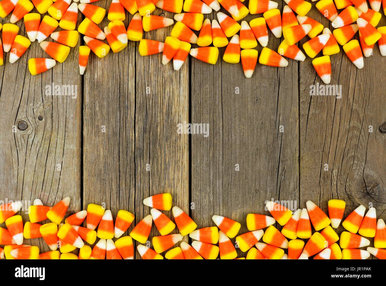 Halloween Süßigkeiten Mais Doppelrand vor einem rustikalen Holz Hintergrund Stockfoto