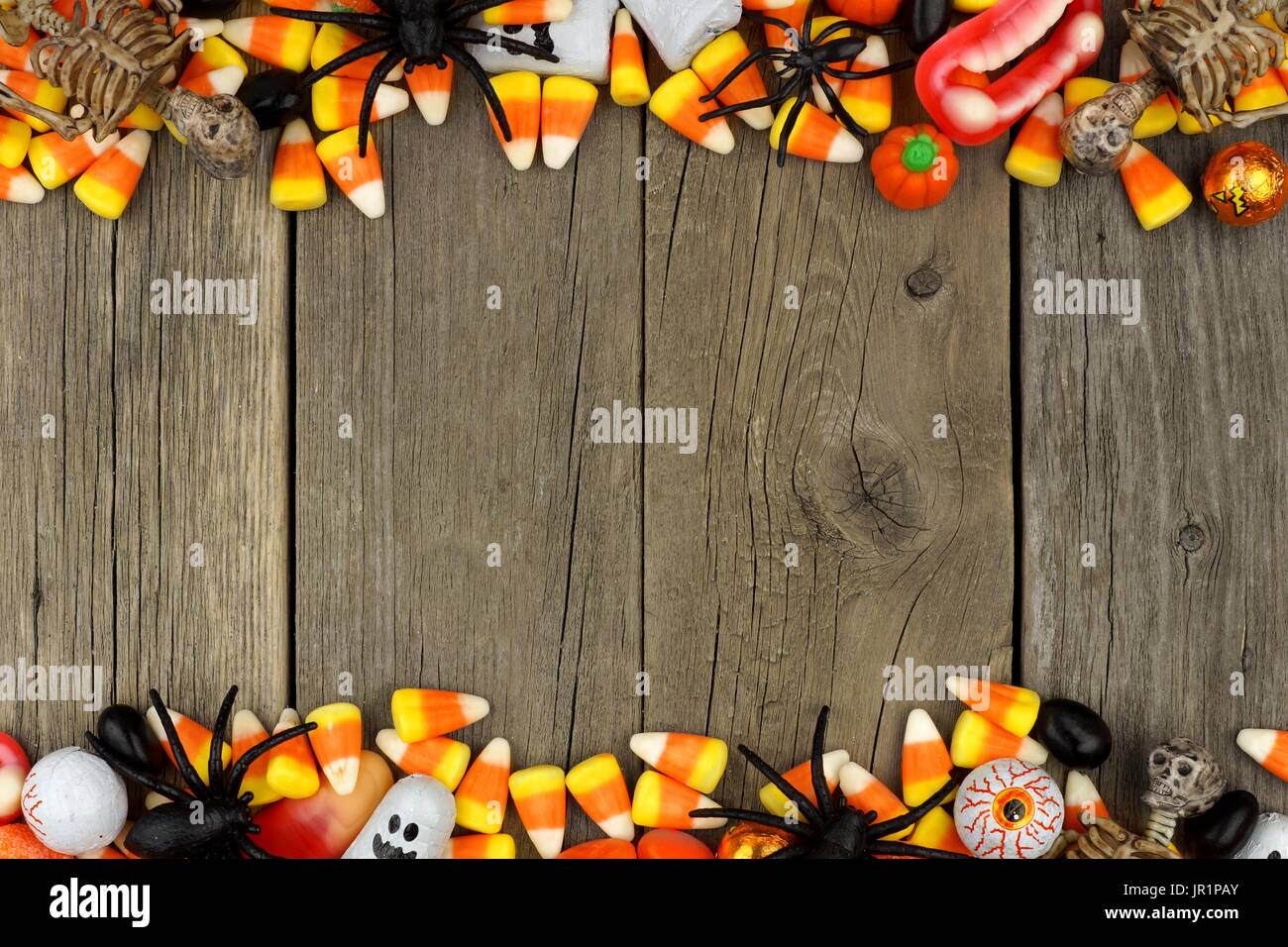Halloween Süßigkeiten und Dekor Doppelrand vor einem rustikalen Holz Hintergrund Stockfoto