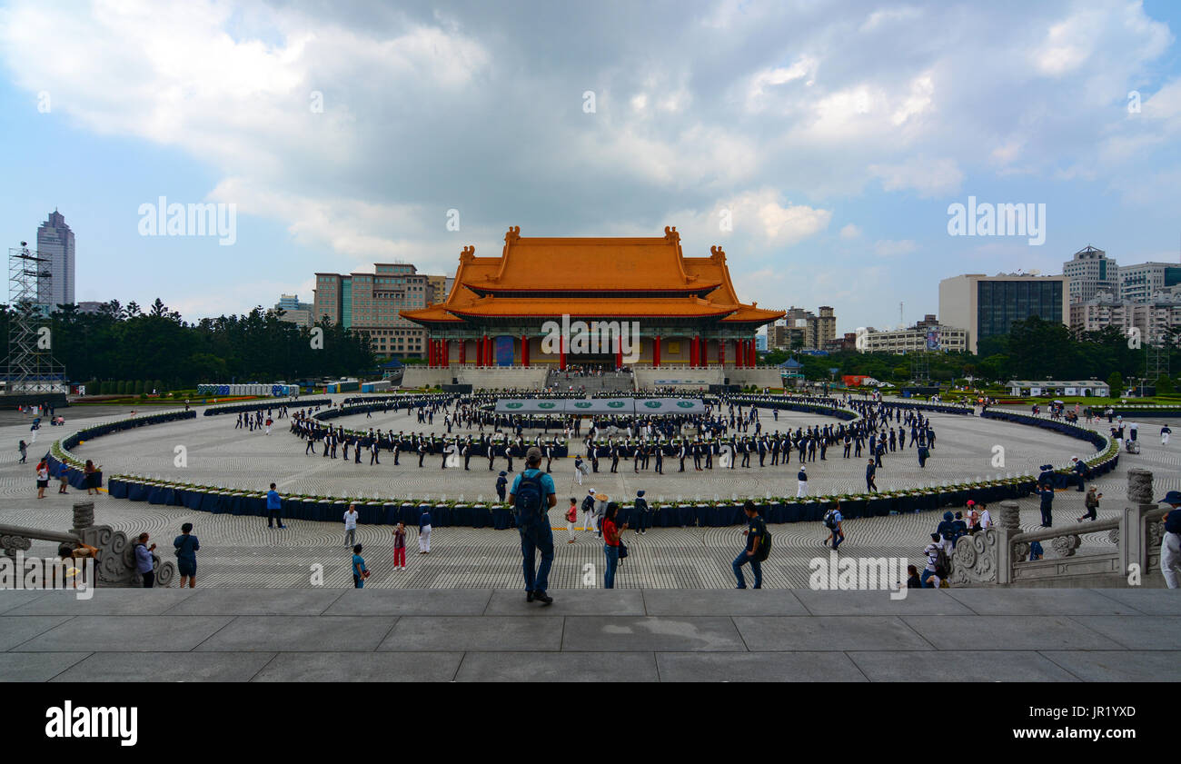 TAIPEI, Taiwan - 14. MAI 2017 - die Mitglieder des Buddhistischen Tzu Chi Foundation eine Leistung für die Feier ihres jährlichen Mutter Proben Stockfoto
