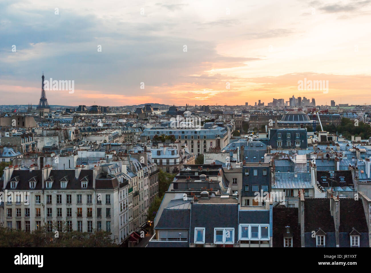Pariser Skyline Luftbild bei Sonnenuntergang Stockfoto