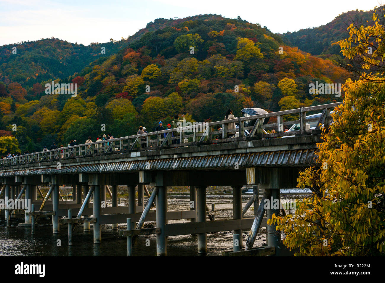 KYOTO, Japan - 18. NOVEMBER 2016 - Touristen, die Farben des Herbstes entlang der Togetsu Brücke in Arashiyama, Kyoto im Herbst Saison Stockfoto