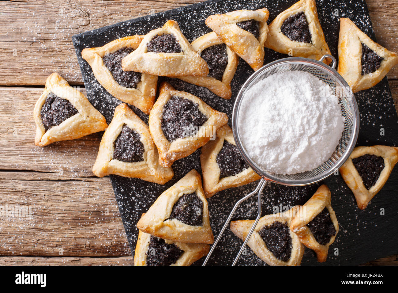 Traditionelle jüdische Ferienfutter - Purim Hamantaschen Nahaufnahme auf dem Tisch. horizontale Ansicht von oben Stockfoto