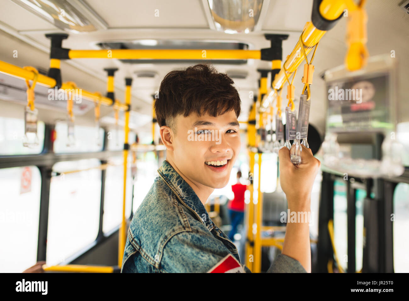 Asiatischer Mann mit den öffentlichen Verkehrsmitteln, Bus stehen. Stockfoto