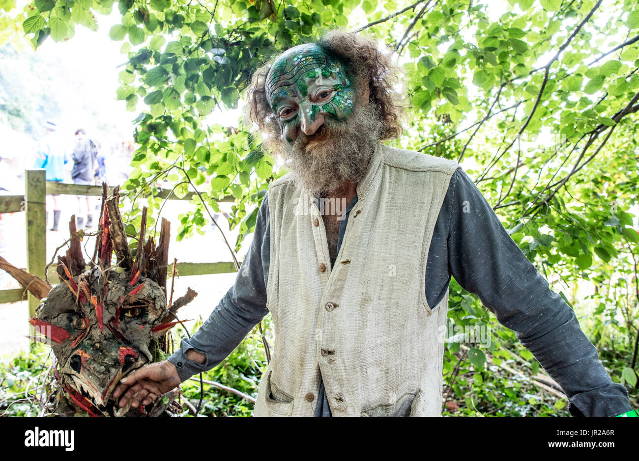 Alter Hippie mit bemaltem Gesicht und Bart Glastonbury Festival in Großbritannien Stockfoto