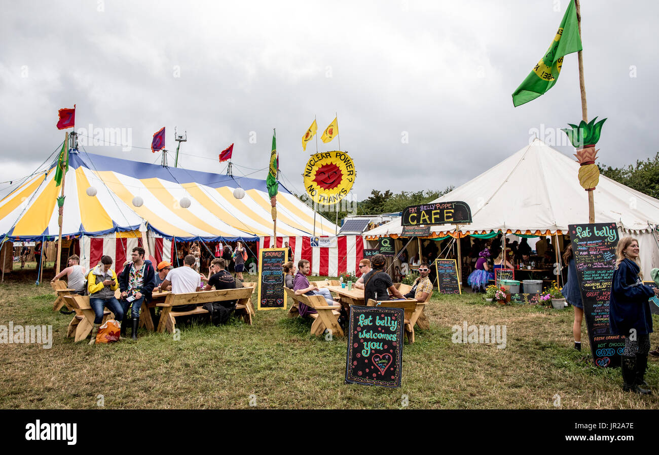 Menschen auf dem Glastonbury Festival in Großbritannien Stockfoto