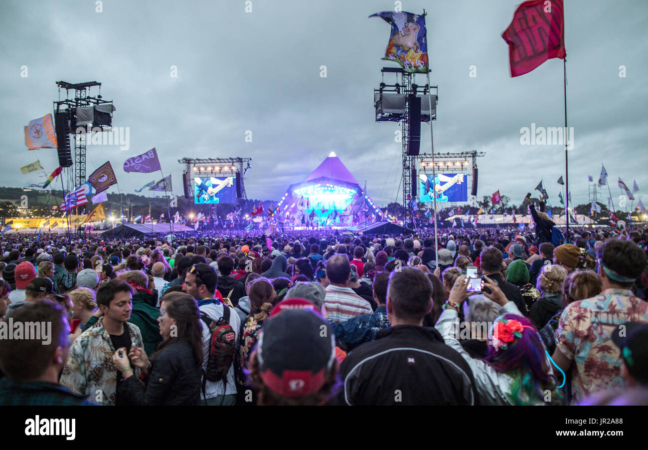 Band spielt auf der Bühne der Pyramide bei Nacht Glastonbury Festival UK Stockfoto