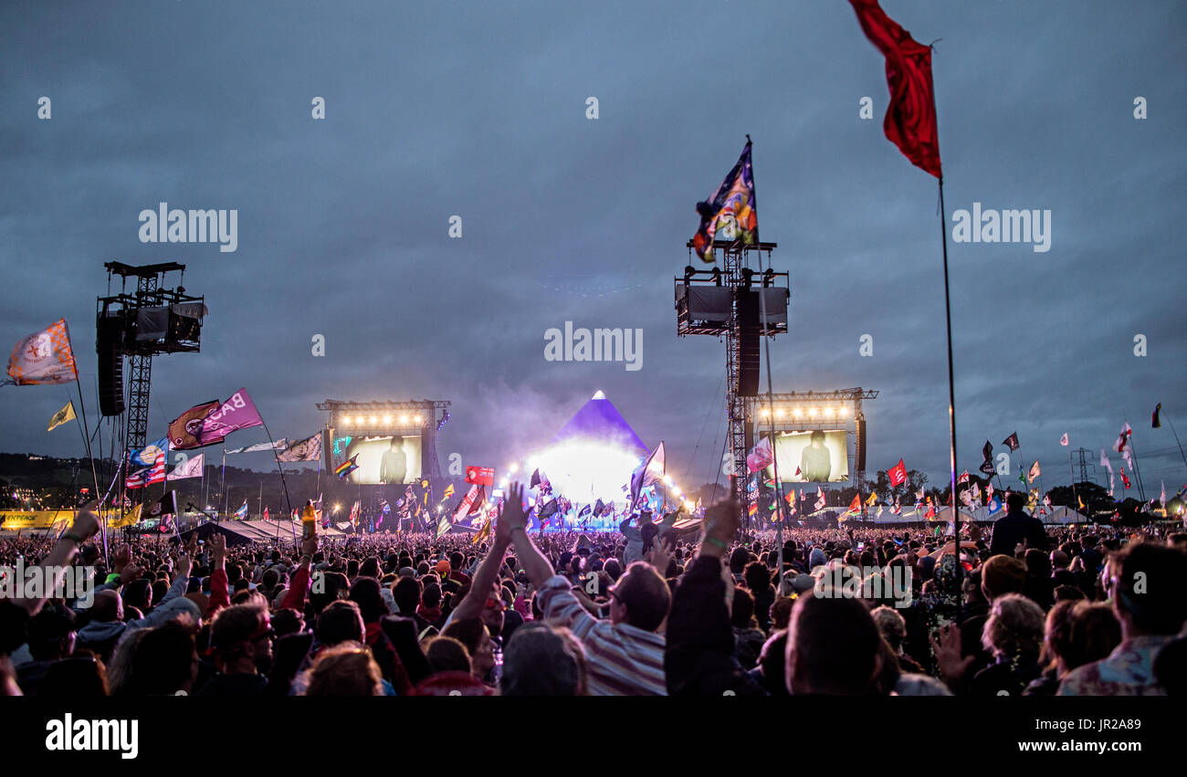Band spielt auf der Bühne der Pyramide bei Nacht Glastonbury Festival UK Stockfoto