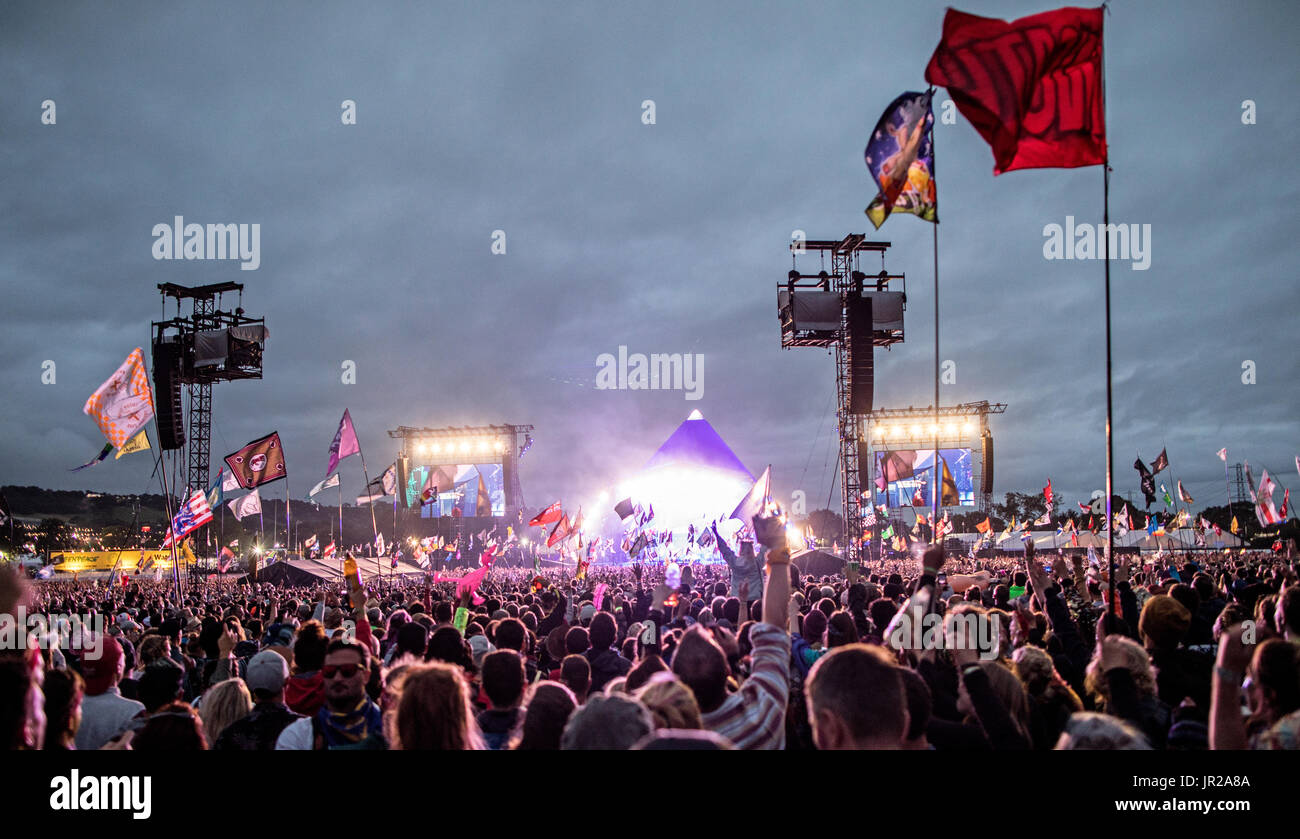 Band spielt auf der Bühne der Pyramide bei Nacht Glastonbury Festival UK Stockfoto