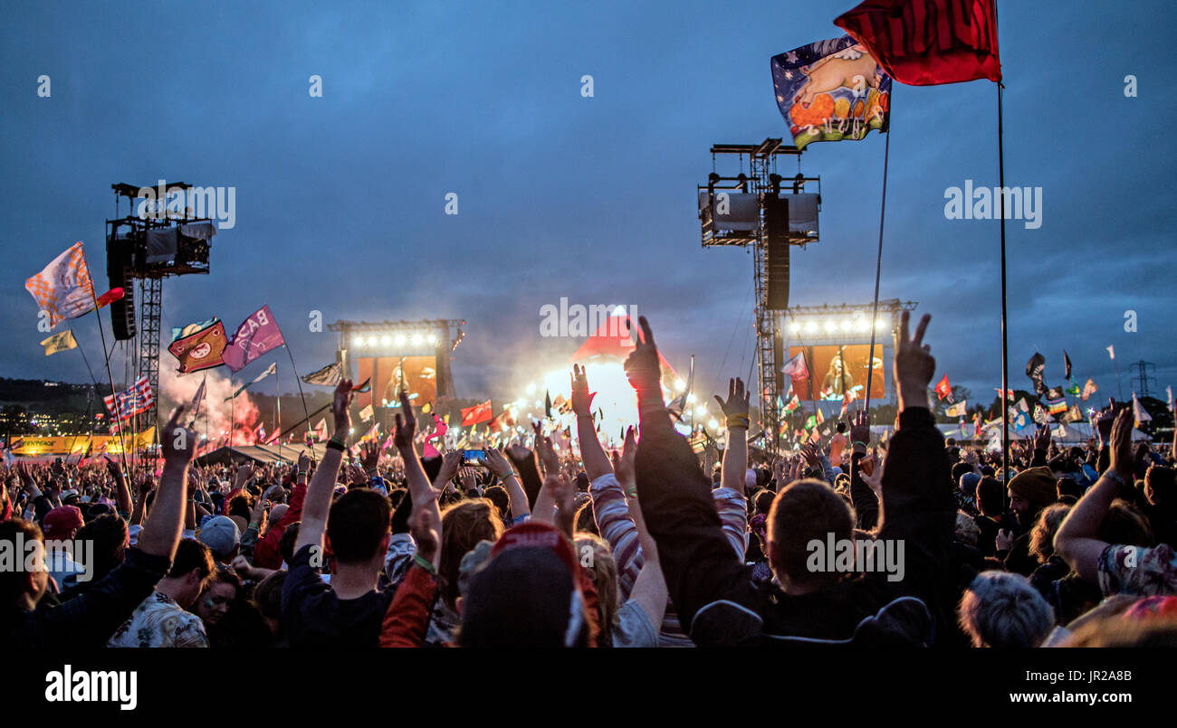 Band spielt auf der Bühne der Pyramide bei Nacht Glastonbury Festival UK Stockfoto