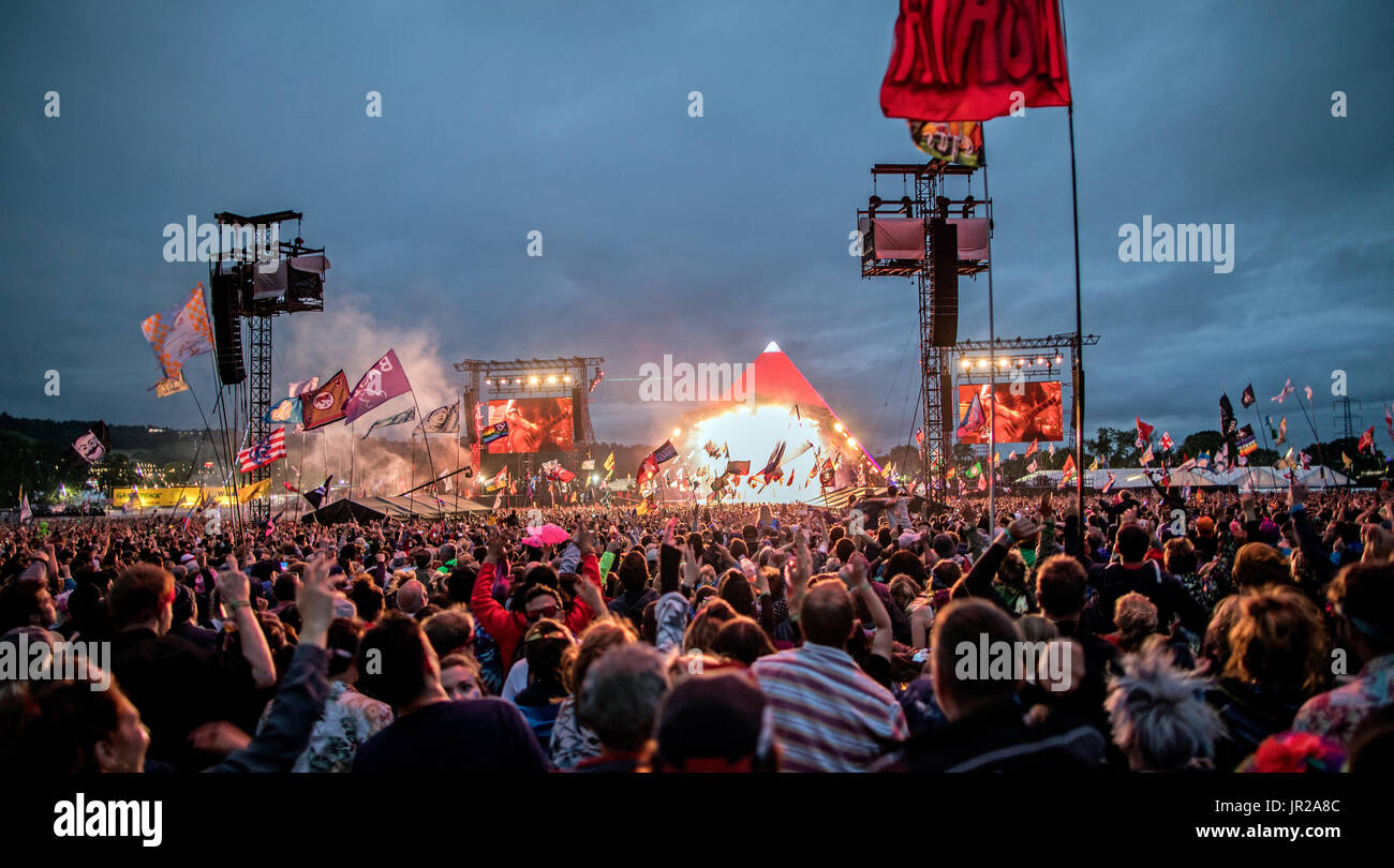 Band spielt auf der Bühne der Pyramide bei Nacht Glastonbury Festival UK Stockfoto