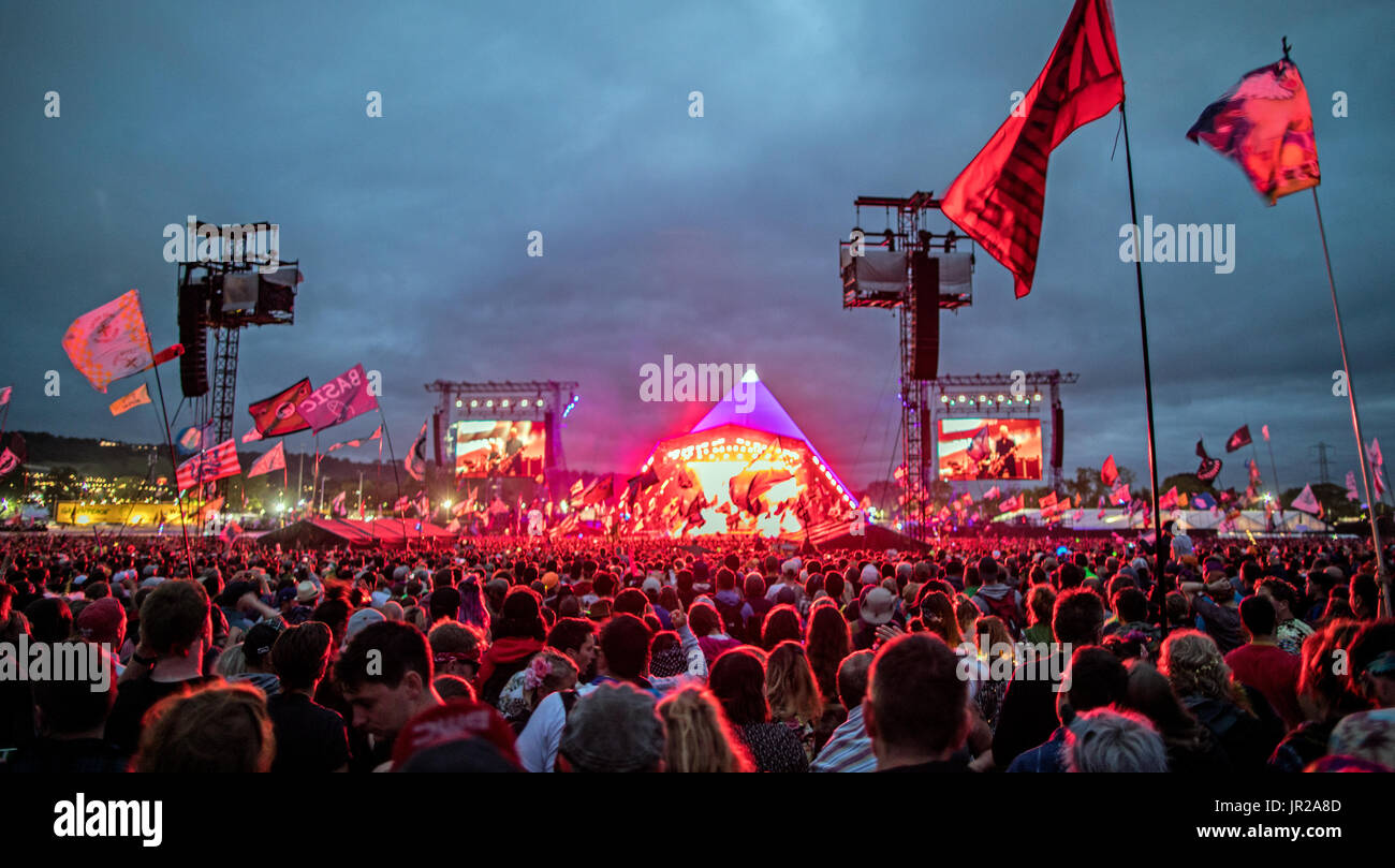 Band spielt auf der Bühne der Pyramide bei Nacht Glastonbury Festival UK Stockfoto