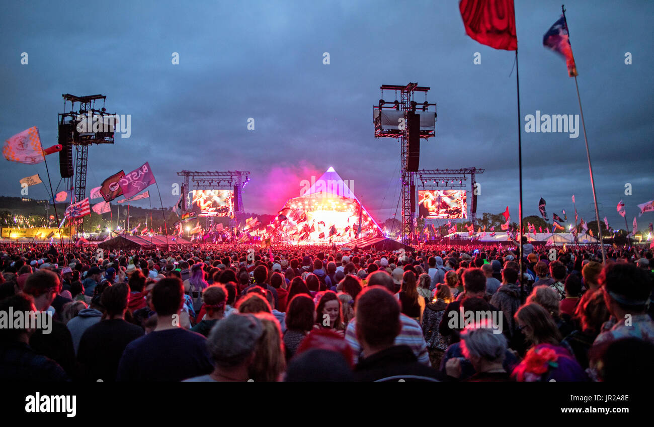 Band spielt auf der Bühne der Pyramide bei Nacht Glastonbury Festival UK Stockfoto