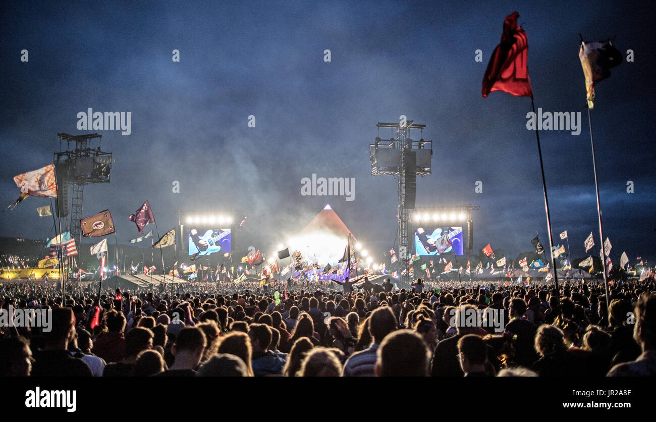 Band spielt auf der Bühne der Pyramide bei Nacht Glastonbury Festival UK Stockfoto