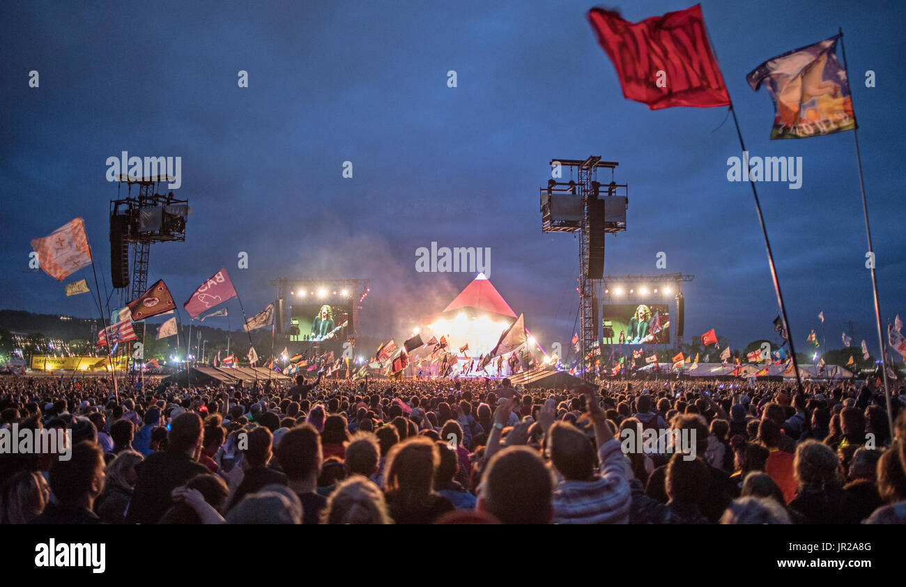 Band spielt auf der Bühne der Pyramide bei Nacht Glastonbury Festival UK Stockfoto