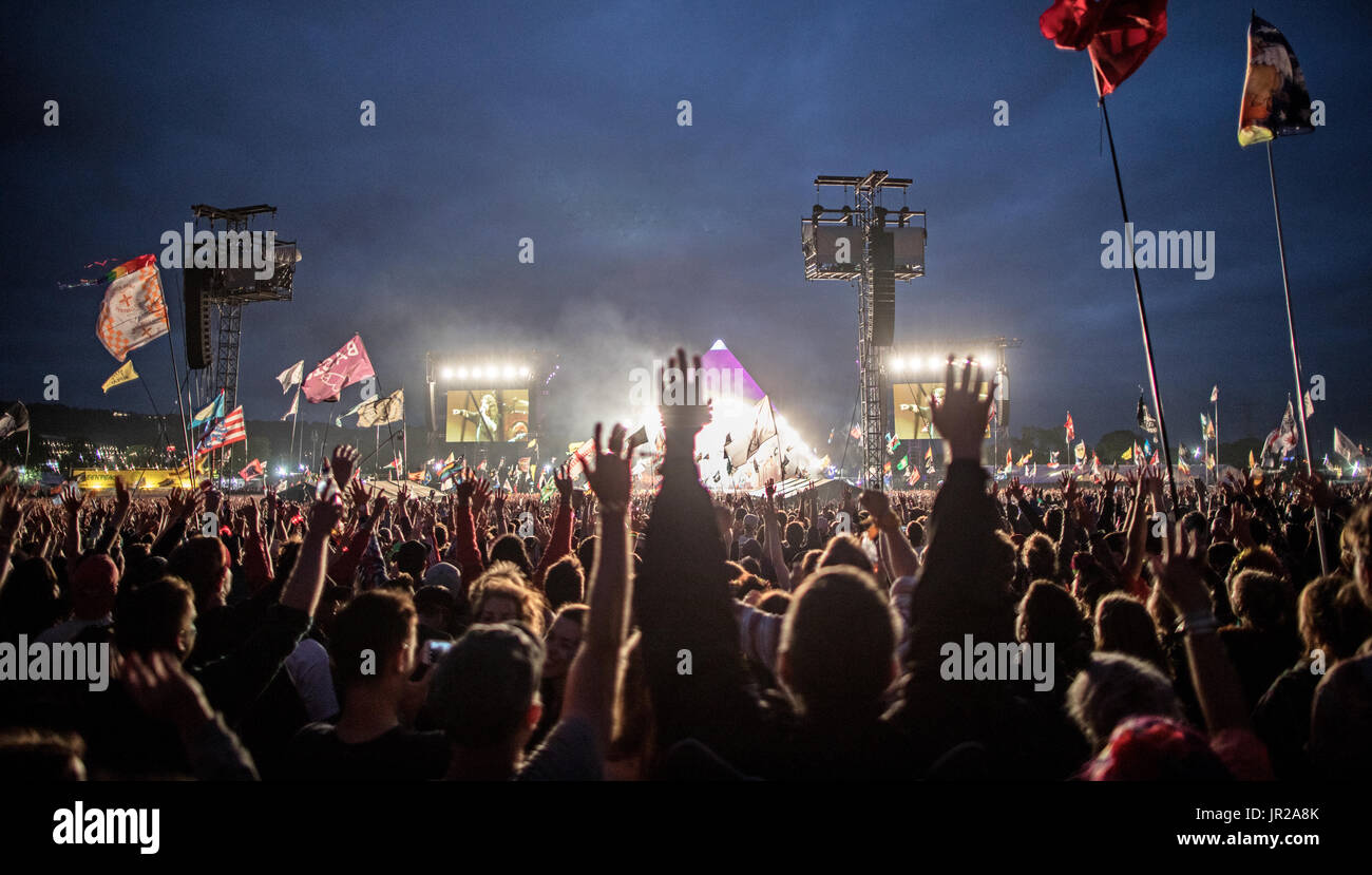 Band spielt auf der Bühne der Pyramide bei Nacht Glastonbury Festival UK Stockfoto