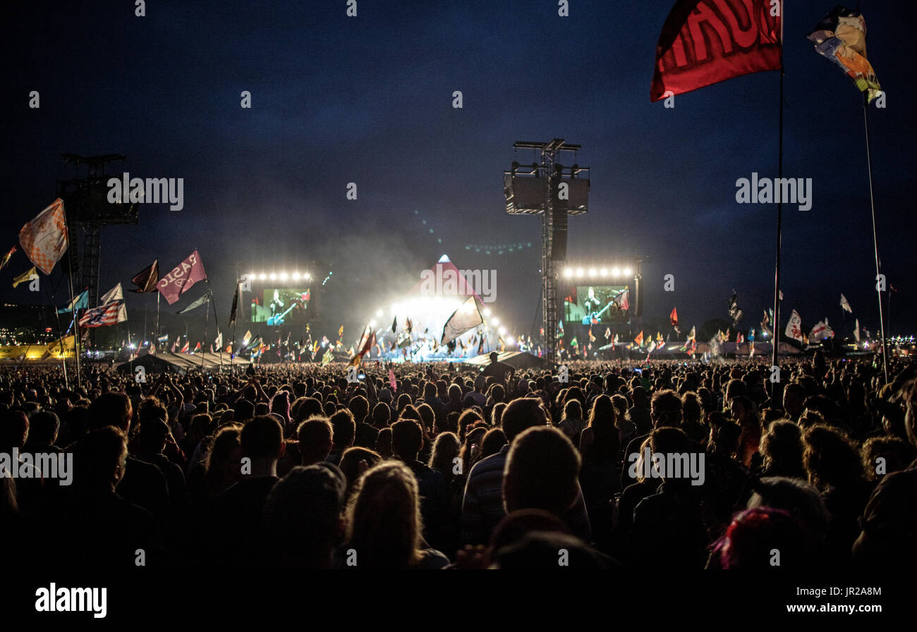 Band spielt auf der Bühne der Pyramide bei Nacht Glastonbury Festival UK Stockfoto