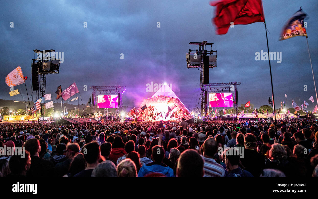 Band spielt auf der Bühne der Pyramide bei Nacht Glastonbury Festival UK Stockfoto