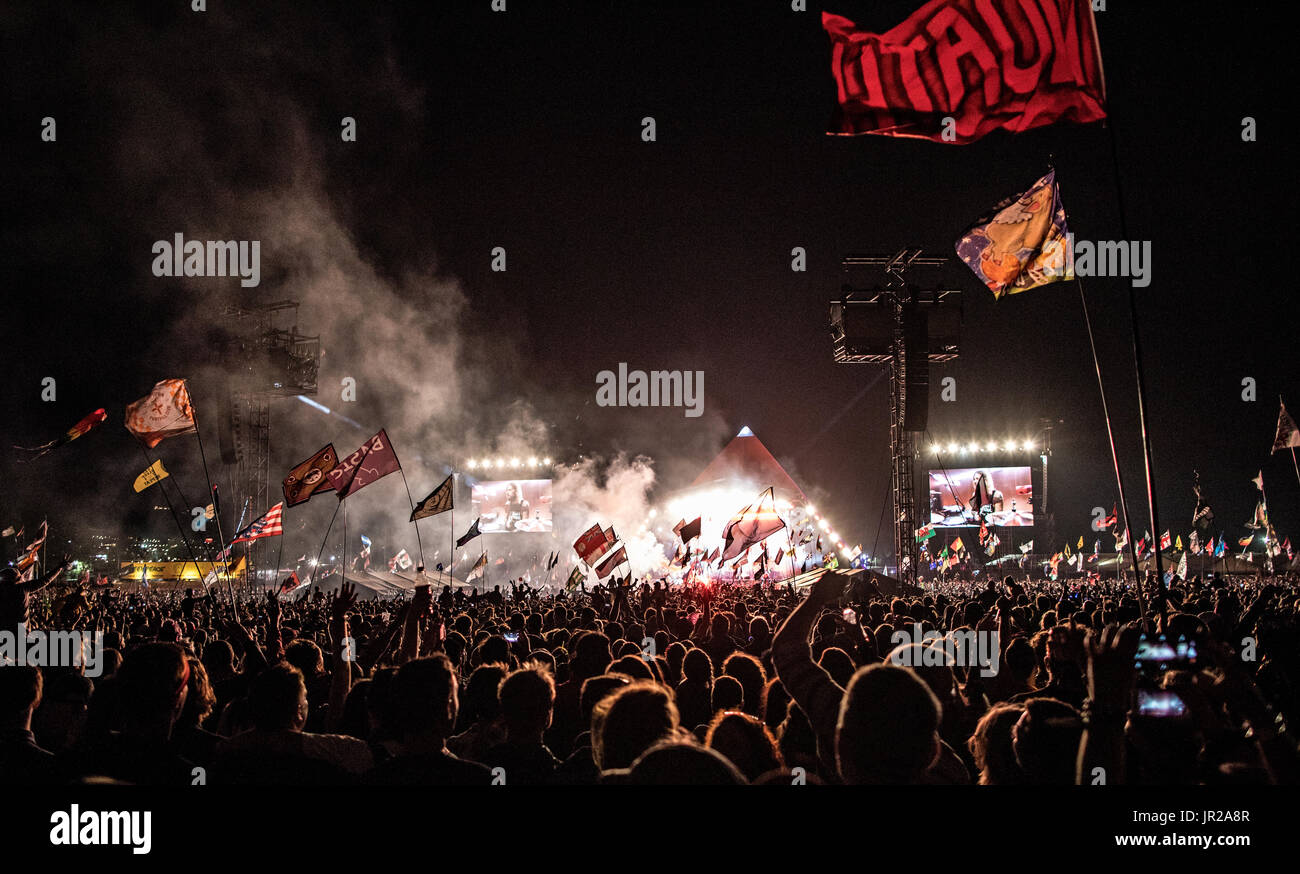 Band spielt auf der Bühne der Pyramide bei Nacht Glastonbury Festival UK Stockfoto
