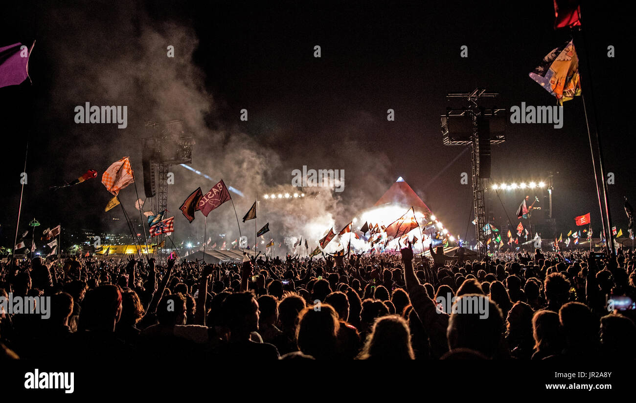 Band spielt auf der Bühne der Pyramide bei Nacht Glastonbury Festival UK Stockfoto