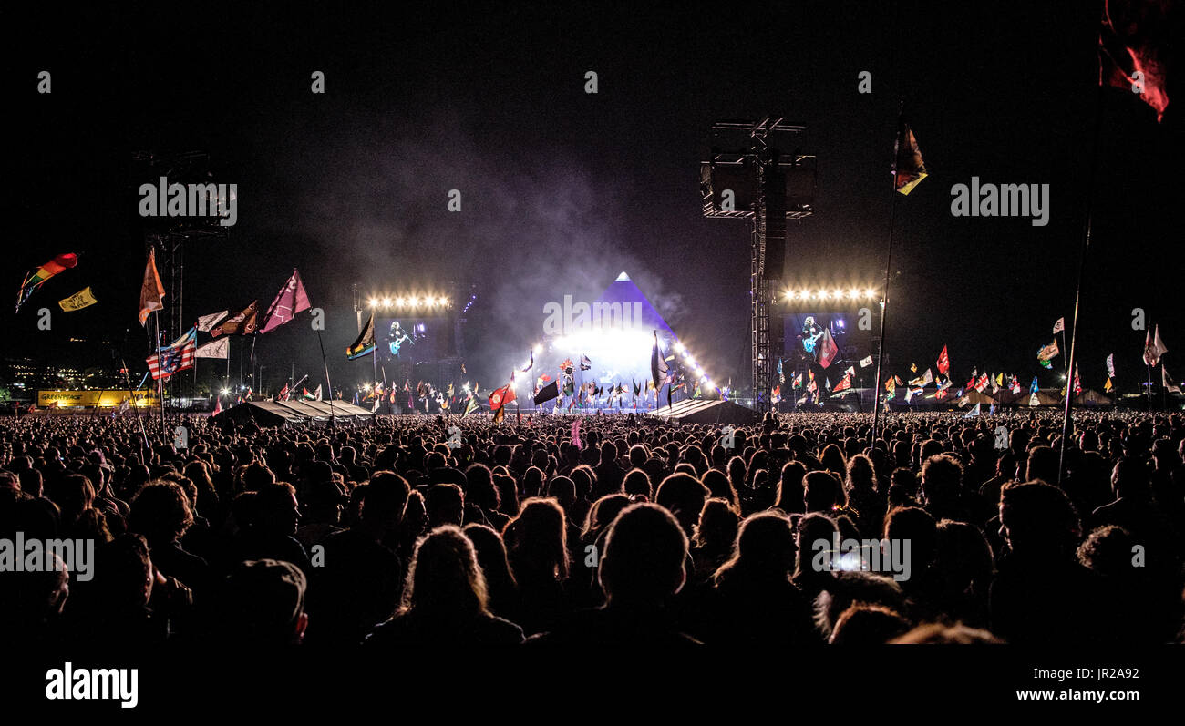 Band spielt auf der Bühne der Pyramide bei Nacht Glastonbury Festival UK Stockfoto