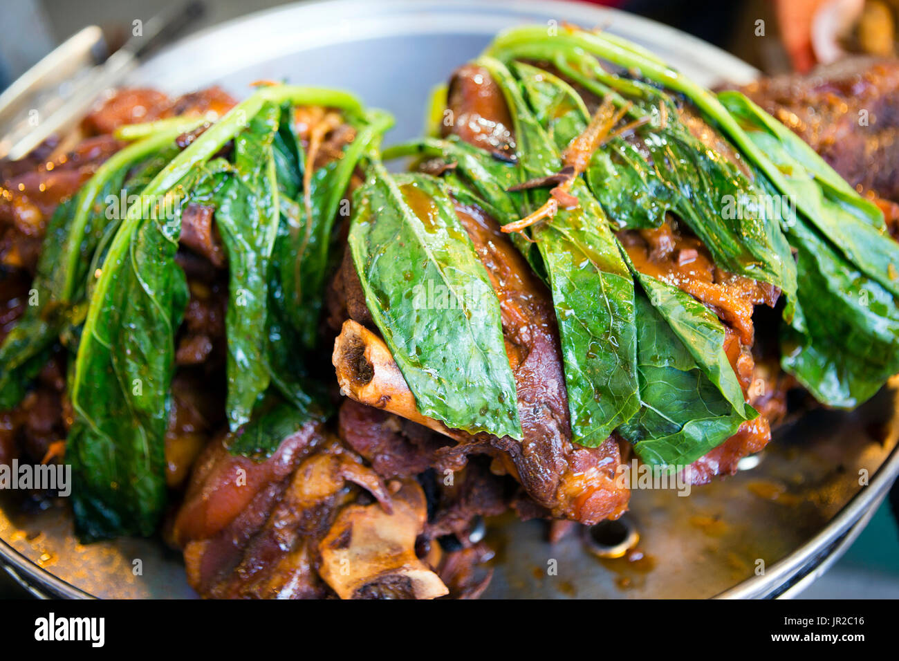 Kao Ka Moo eine traditionelle thailändische geschmortes Schweinefleisch Bein Eintopf. Stockfoto