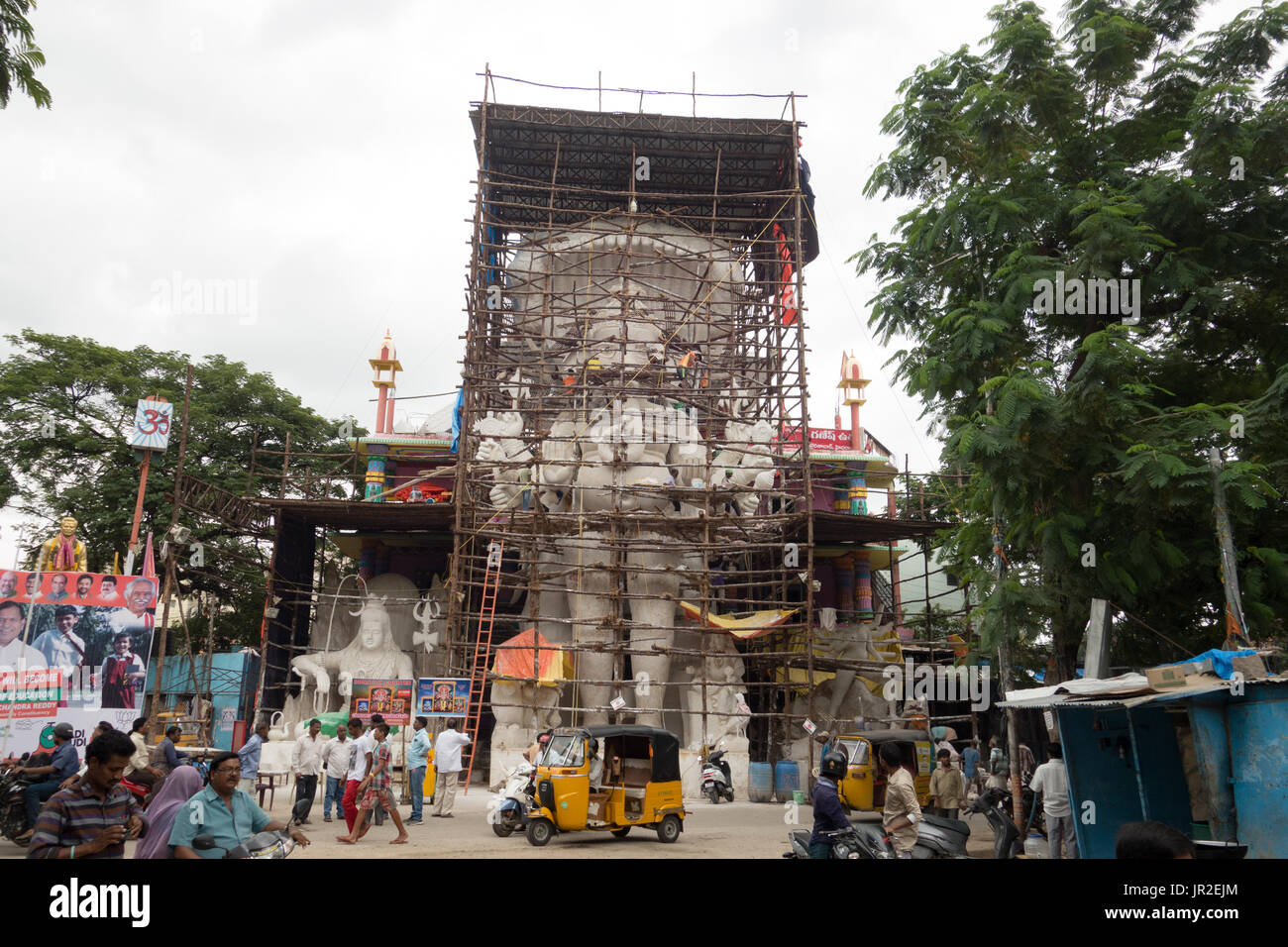 Bildhauer arbeiten auf der 57-Fuß ganesh Idol im Volksmund bekannt als khairatabad Ganesh, einer der höchsten im Land in Hyderabad, Indien. Stockfoto