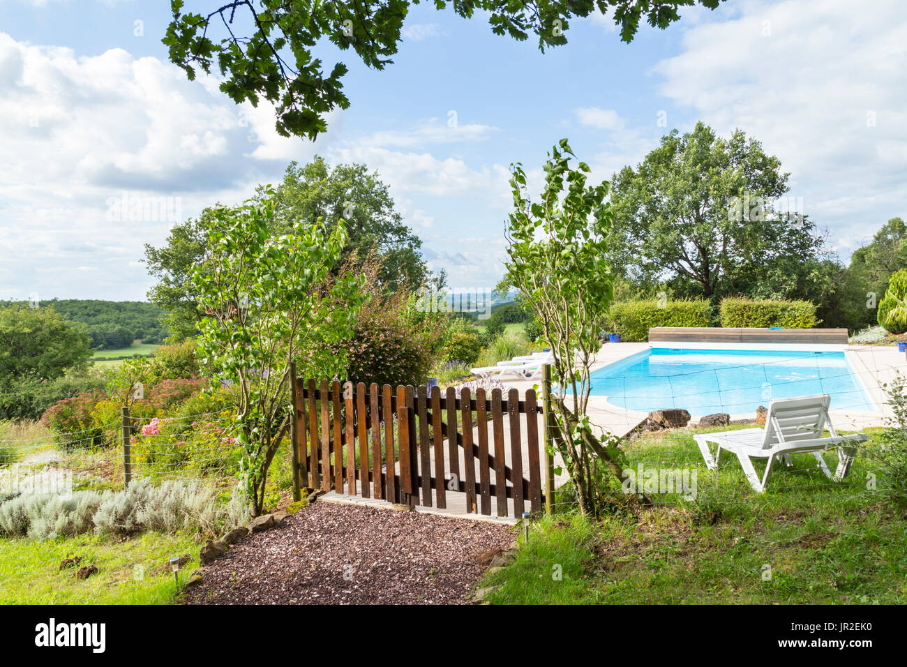 Poollandschaft mit Holzzaun und Fernblicke im Süden von Frankreich Stockfoto