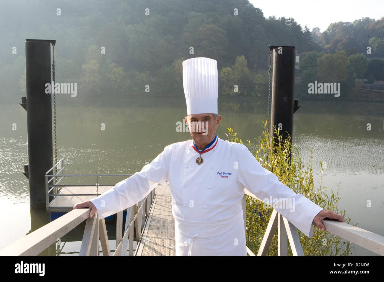 Europa / Frankreich / Rhône-Alpes/Lyon/Collonges-au-Mont d'Or / Restaurant Paul Bocuse. Trois étoiles Michelin. Paul Bocuse vor der Saône Stockfoto