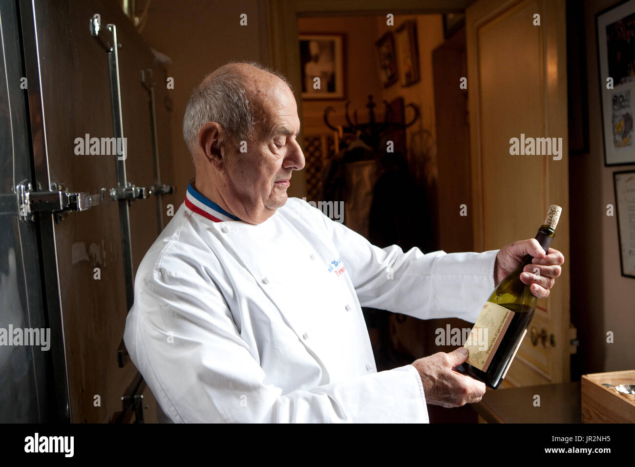 Europa/Frankreich/Rhône-Alpes/Lyon/Collonges-au-Mont d ' or/Restaurant Paul Bocuse. Paul Bocuse und Buttle Wein Stockfoto