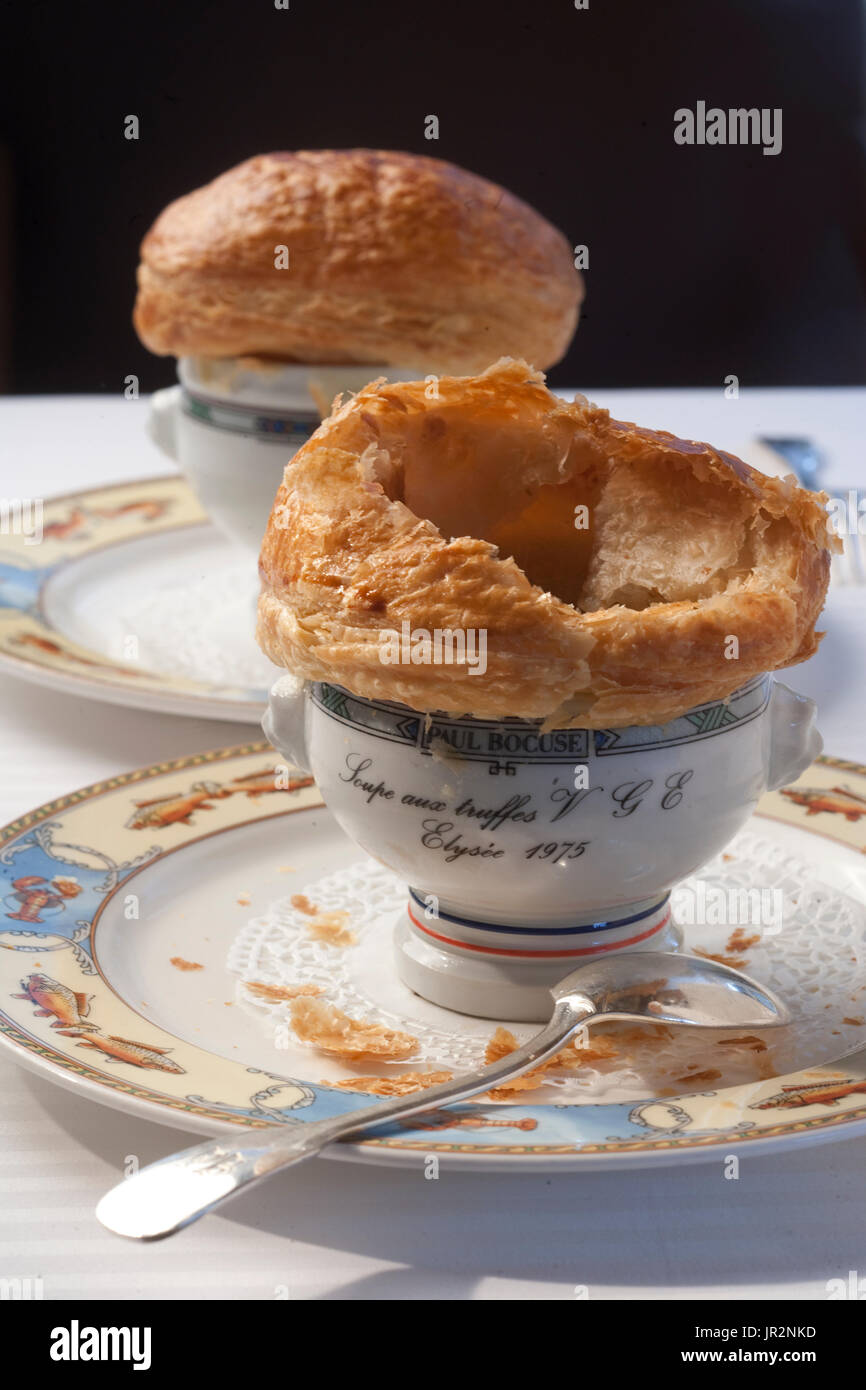 Europa/Frankreich/Rhône-Alpes/Lyon/Collonges-au-Mont d ' or/Restaurant Paul Bocuse. Trois Étoiles Michelin. Die VGE-Trüffel-Suppe Stockfoto