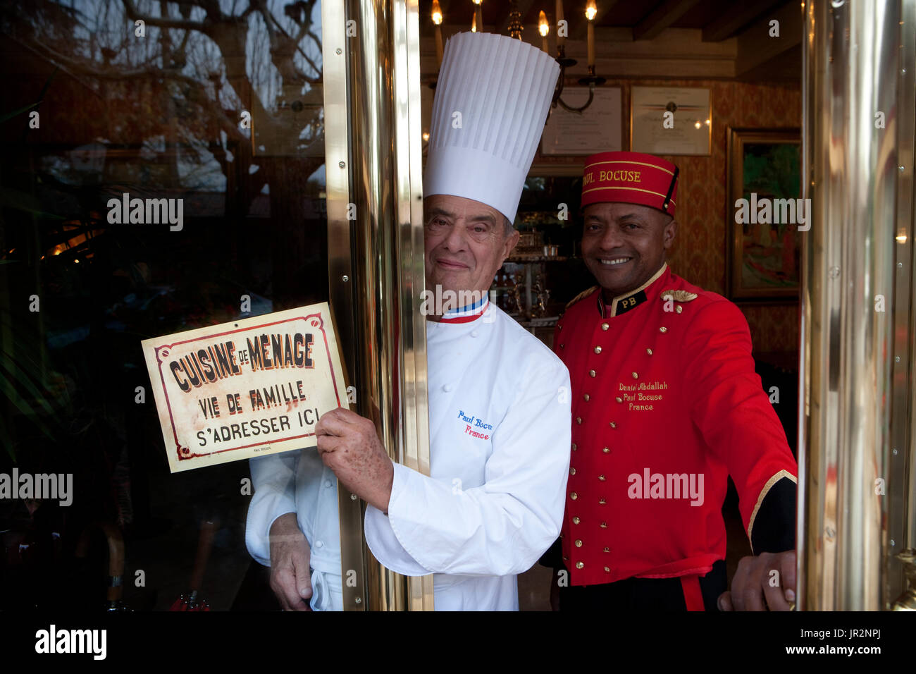 Europa/Frankreich/Rhône-Alpes/Lyon/Collonges-au-Mont d ' or/Restaurant Paul Bocuse. Trois Étoiles Michelin.  Paul Bocuse mit dem Türsteher. Stockfoto