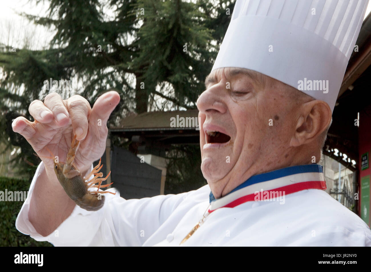 Europa/Frankreich/Rhône-Alpes/Lyon/Collonge-au-Mont-d ' or/Restaurant Paul Bocuse.  Paul Bocuse eingeklemmt durch einen Cray-Fisch Stockfoto