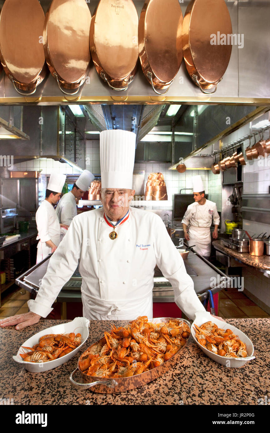 Europa/Frankreich/Rhône-Alpes/Lyon/Collonge-au-Mont-d ' or/Restaurant Paul Bocuse. Paul Bocuse in der Küche mit Cray Fische Stockfoto