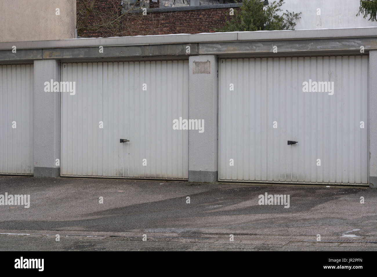 Auto-Reihen-Garagen. PKW-Garage mit geschlossenen Toren Stockfotografie