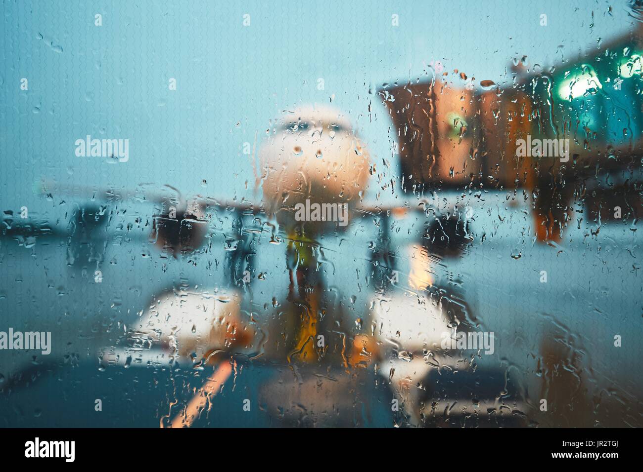 Ein geschäftiger Flughafen im Regen. Drücken Sie hinten das Flugzeug vor dem Flug. Stockfoto