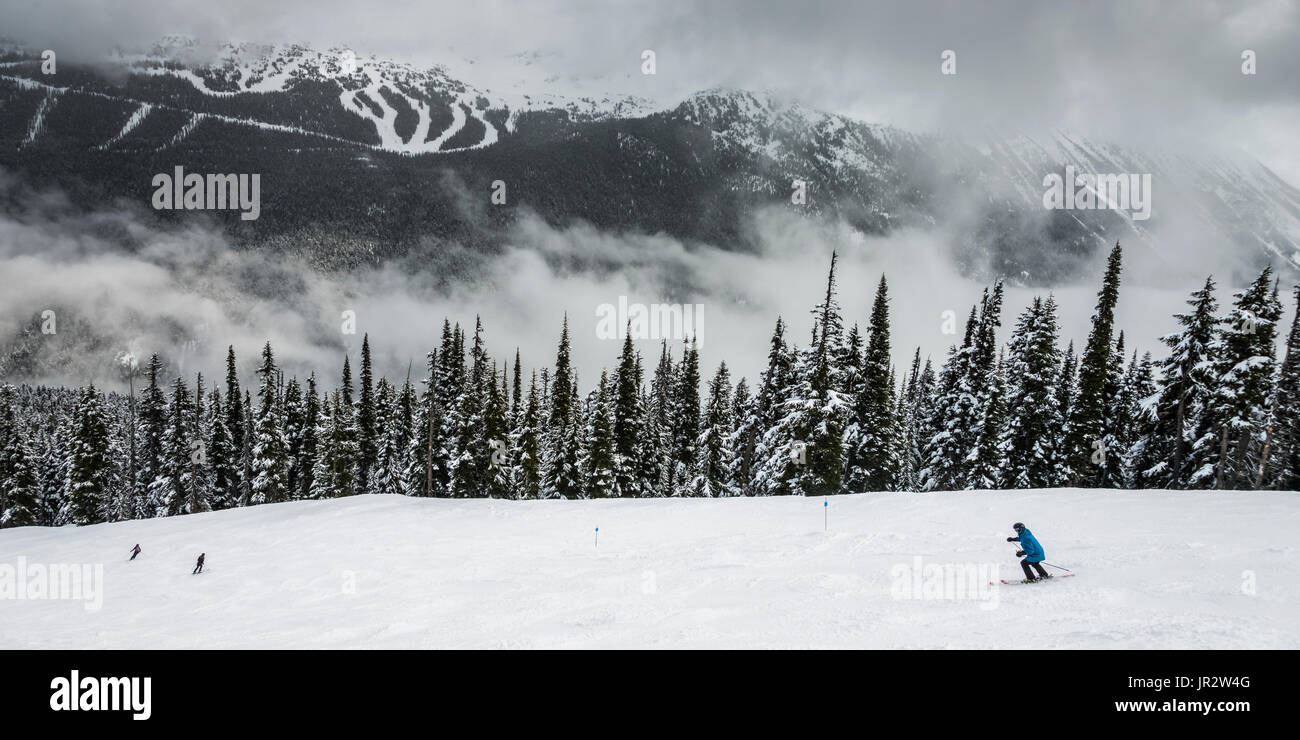 Abfahrt Skifahrer im Skigebiet, Whistler, British Columbia, Kanada Stockfoto