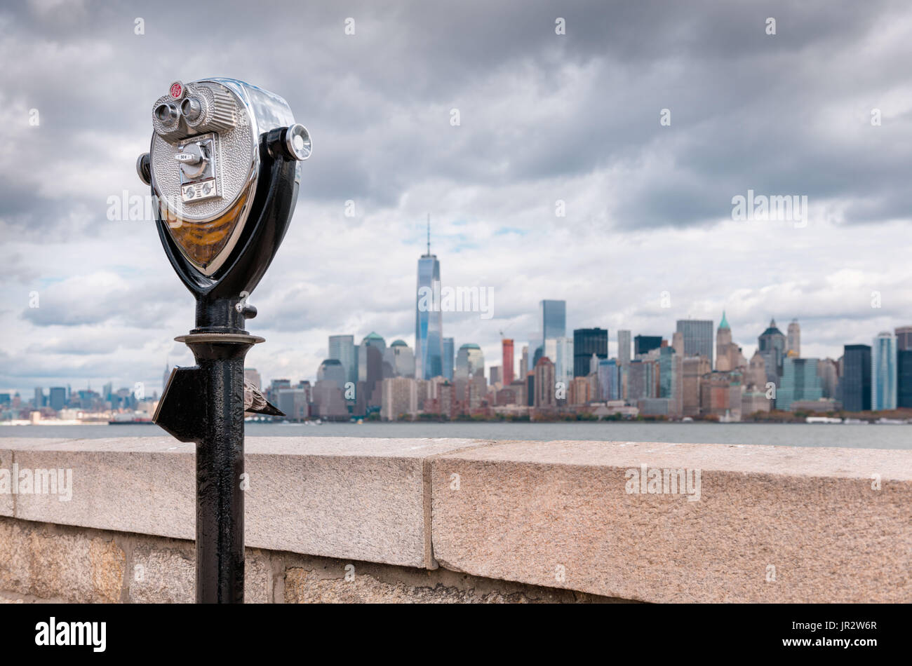 USA, New Jersey, mit Blick auf Manhattan Skyline von Ellis Island, Fernglas im Vordergrund Stockfoto