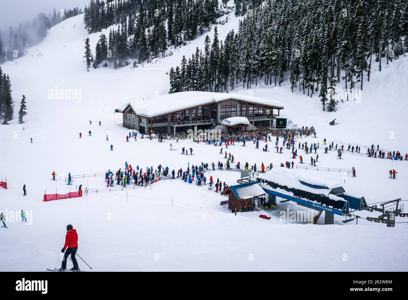 Abfahrt Skifahrer im Skigebiet Warten in der Schlange für die Sesselbahn, Whistler, British Columbia, Kanada Stockfoto