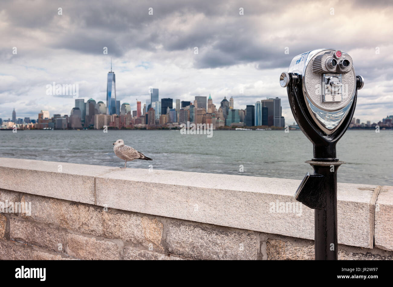 USA, New Jersey, mit Blick auf Manhattan Skyline von Ellis Island, Fernglas im Vordergrund Stockfoto