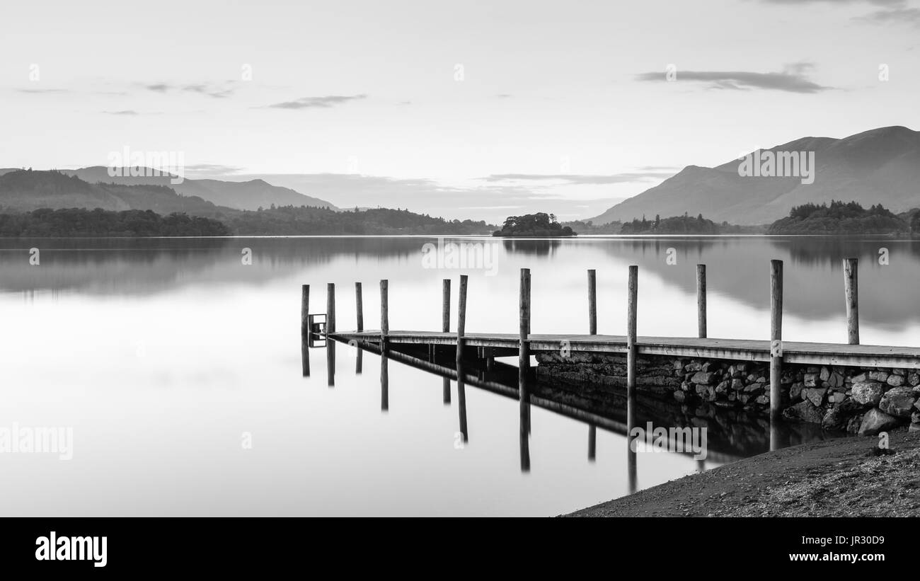 Ein schwarz-weiß Bild von ashness Tor Bootssteg. Der Bootssteg liegt am Ufer des Derwentwater, Cumbria im englischen Lake District Nation Stockfoto