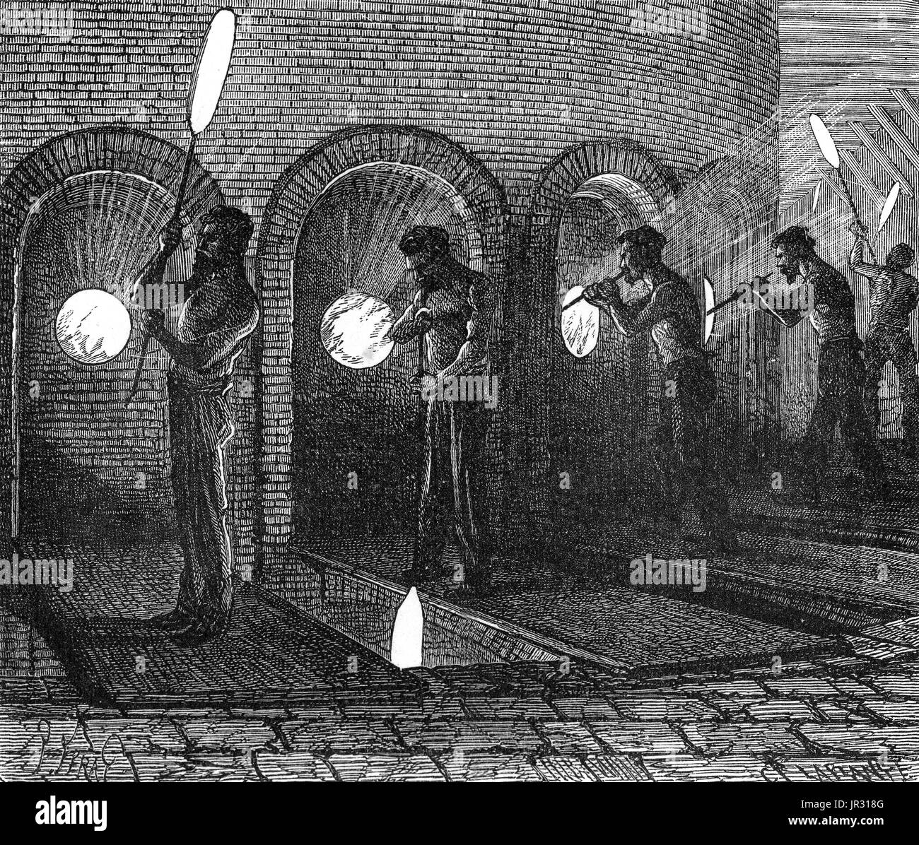 Glasblasen ist eine Glassforming-Technik, die beinhaltet Aufblasen geschmolzenes Glas in einer Blase (oder Vorformling), mit Hilfe eines Blasrohr (oder Blasrohr). Eine Person, die Glas bläst nennt ein Glasbläser, Glassmith oder Gaffer. Ein Lampworker manipuliert Glas mit dem Einsatz einer Taschenlampe in einem kleineren Maßstab, wie z. B. in der Herstellung von Präzisions-Laborglas aus Borosilikat-Glas. Glasbläserei beinhaltet drei Öfen. Das erste, was einen Tiegel aus geschmolzenem Glas enthält, wird einfach der Ofen genannt. Die zweite heißt die Glory Hole und dient zum Aufwärmen ein Stück zwischen Schritten arbeiten Stockfoto