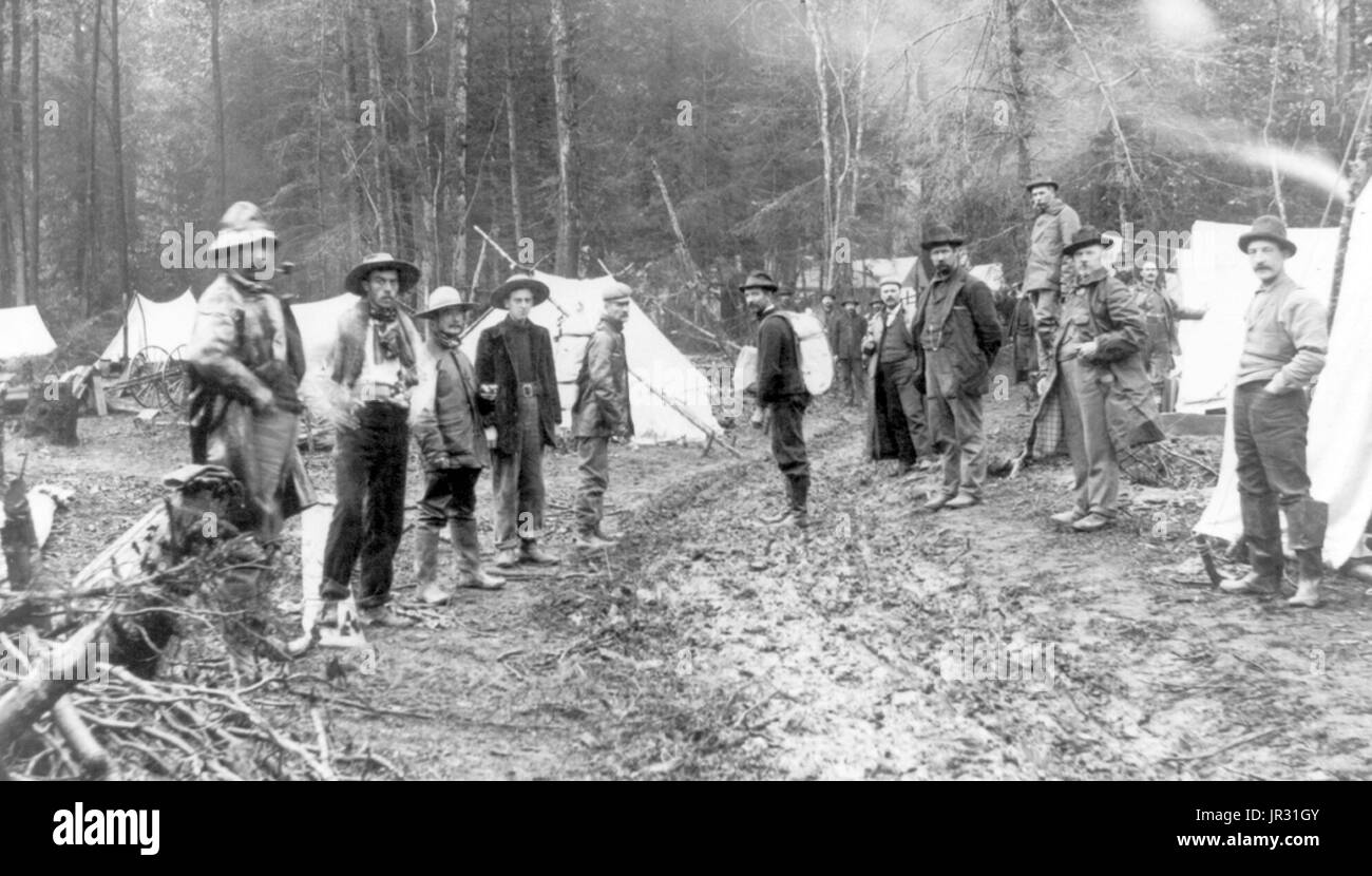 Klondike Bergleute bei Skaguay, Alaksa. Der Klondike-Goldrausch war eine Migration durch eine geschätzte 100.000 Goldsucher in die Region Klondike im Yukon zwischen 1896-99. Gold wurde am 16. August 1896 durch Bergleute entdeckt und als Nachricht Seattle und San Francisco erreichte, es einen Ansturm von Möchtegern Goldsucher ausgelöst. Um den Goldfeldern zu erreichen nahmen die meisten die Route durch die Häfen von Dyea und Skagway in Alaska. Hier könnte die Klondikers entweder den Chilkoot oder den White Pass wegen der Yukon River und Segeln auf dem Klondike folgen. Jeder von ihnen war erforderlich, um einen Jahresvorrat an Lebensmitteln bringen Stockfoto