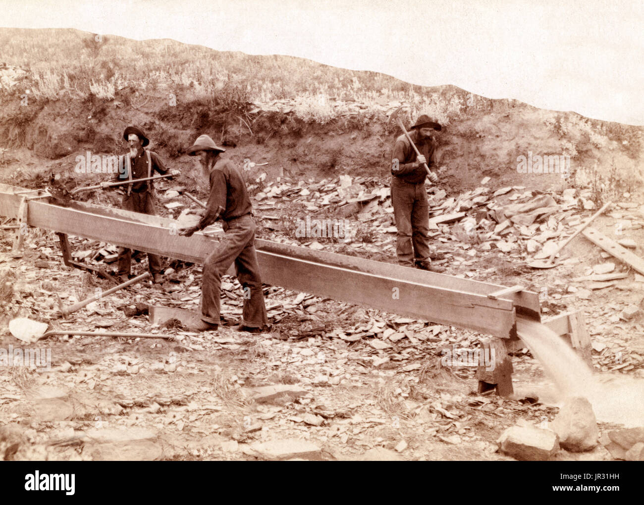 Goldwaschen im Rockerville, Dakota. Old-Timer, Spriggs, Lamm und Dillon am Arbeitsplatz. Die Black Hills Gold Rush begann im Jahre 1874. Die ersten Ankömmlinge waren eine Kraft von 1000 Männern unter der Leitung von George Armstrong Custer, berichtet, dass der Bereich Gold enthaltenen, zu untersuchen, obwohl das Land von den Sioux gehörte. Sie fanden kleine Mengen von Gold im heutigen Custer, South Dakota, und sah für bessere Standorte zu bezahlen. Sie zogen nach Norden, zur Gründung der Städte Hill City, Sheridan und Pactola. An jeder Stelle fanden sie Flocken von Gold, aber nicht die Bonanza, die sie suchten. Wenn die Dinge verändert die Bergleute St Stockfoto
