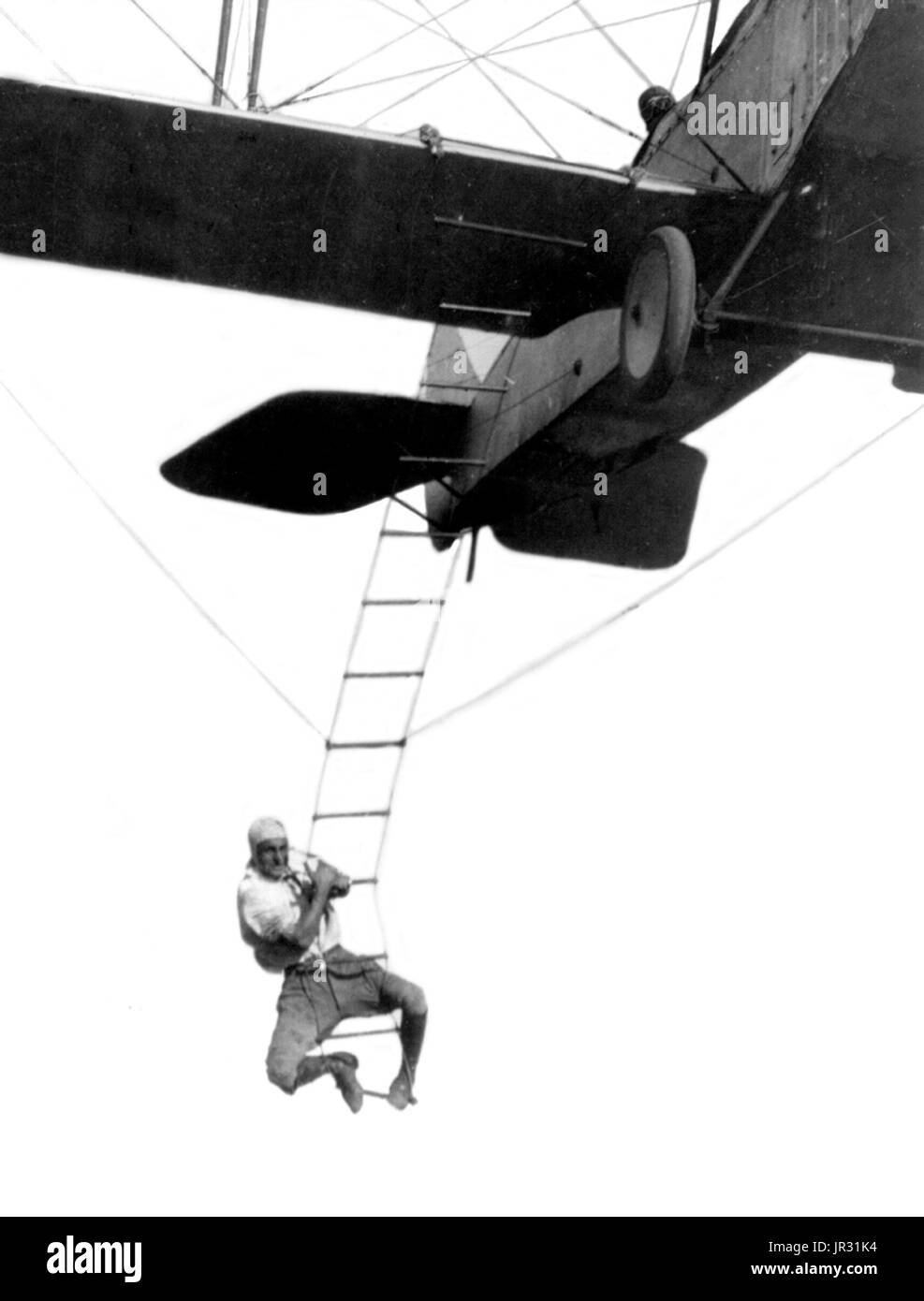 "Furchtloser Freddie", ein Hollywood-Stuntman, klammerte sich an einer Strickleiter aus einem Flugzeug geflogen von A.M. Maltrup, zu fallen in Automobil unten geschleudert: Automobil nicht angezeigt. Fredrick M. Lund (11. August 1897 - 3. Oktober 1931) US-amerikanischer Draufgänger. Als WWI erklärt wurde, trat der Air Service und ausgebildet in San Antonio. Er wurde nach der 4. Pursuit Squadron in Toul, Frankreich geschickt. Mit Tuberkulose, die nach dem Krieg geschlagen, er kehrte in die Staaten, wieder seine Stärke und trat Gates Flying Circus als Stunt Flyer, eine Zeitlang in Hollywood zu arbeiten, als Film Doppel, wo er erwarb die ni Stockfoto