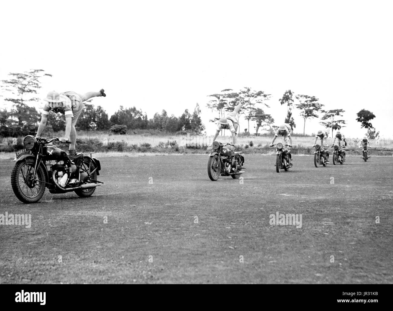 Britische Frauen Versand Fahrer. South African Mädchen, nach England ging, um die "erste-Hilfe und Pflege Yeomanry" beitreten, lernen Stunt riding um Balance und Vertrauen im Umgang mit ihren Maschinen zu geben. Ein Versand ist ein militärischer Bote, auf Pferd oder Motorrad montiert. Im Vereinigten Königreich ist "Meldereiter" die am weitesten verbreitete Bezeichnung für einen Motorrad-Kurier. Versand Fahrer wurden von Streitkräften verwendet, um dringende Bestellungen und Nachrichten zwischen der zentrale und militärische Einheiten zu liefern. Im zweiten Weltkrieg, Royal Corps of Signals Soldaten durchgeführt, die Rolle und das königliche Signale Motorrad Display Team wurde gebildet aus ihrer Stockfoto