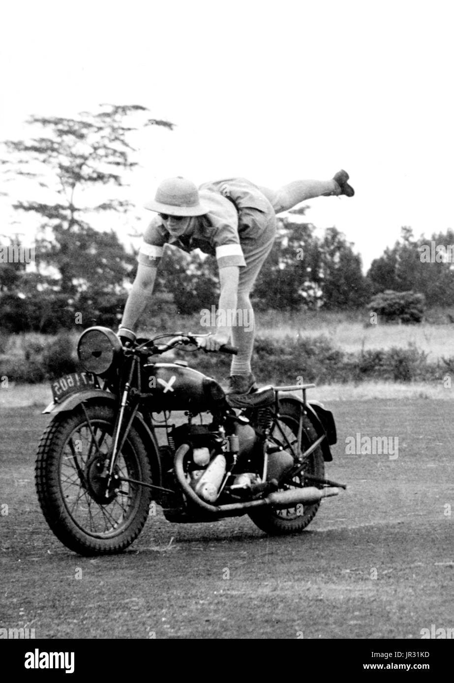 Britische Frauen Versand Fahrer. South African Mädchen, nach England ging, um die "erste-Hilfe und Pflege Yeomanry" beitreten, lernen Stunt riding um Balance und Vertrauen im Umgang mit ihren Maschinen zu geben. Ein Versand ist ein militärischer Bote, auf Pferd oder Motorrad montiert. Im Vereinigten Königreich ist "Meldereiter" die am weitesten verbreitete Bezeichnung für einen Motorrad-Kurier. Versand Fahrer wurden von Streitkräften verwendet, um dringende Bestellungen und Nachrichten zwischen der zentrale und militärische Einheiten zu liefern. Im zweiten Weltkrieg, Royal Corps of Signals Soldaten durchgeführt, die Rolle und das königliche Signale Motorrad Display Team wurde gebildet aus ihrer Stockfoto